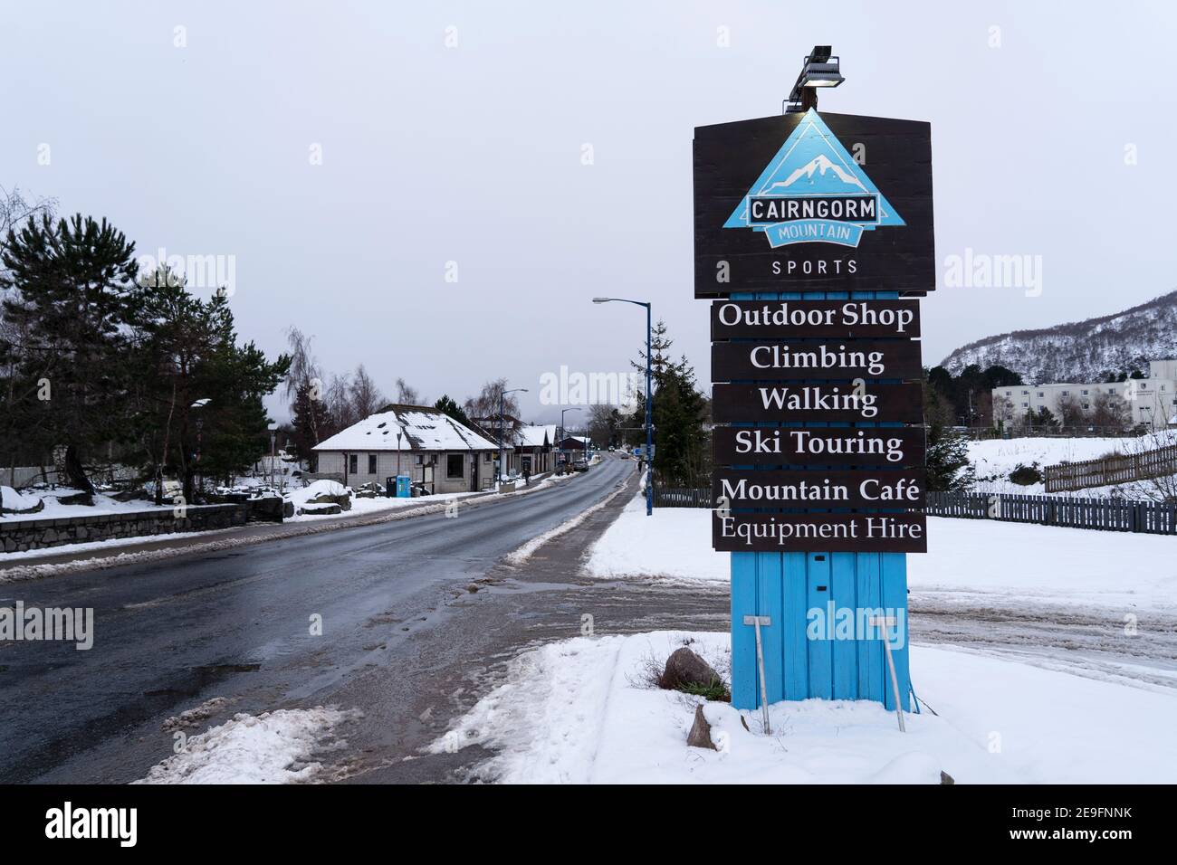 Aviemore, Escocia, Reino Unido. 4 de febrero de 2021. Vistas generales de Main Street y negocios cerrados en Aviemore. En lo que sería temporada alta para los deportes de invierno, Avemore en las tierras altas de Escocia se encuentra desierta durante el cierre, con todas las tiendas y cafés no esenciales cerrado. La calle principal suele estar llena de turistas deportivos al aire libre durante todo el año. Iain Masterton/Alamy Live News Foto de stock