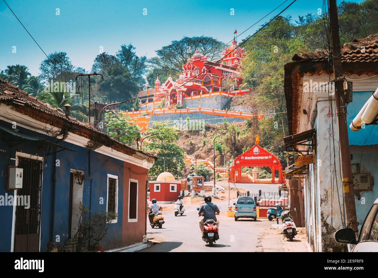 Panaji, Goa, India. El tráfico por carretera al templo hindú Maruti o al templo Hanuman se encuentra en Panjim. Construido en honor del Dios de los monos Haruman Foto de stock