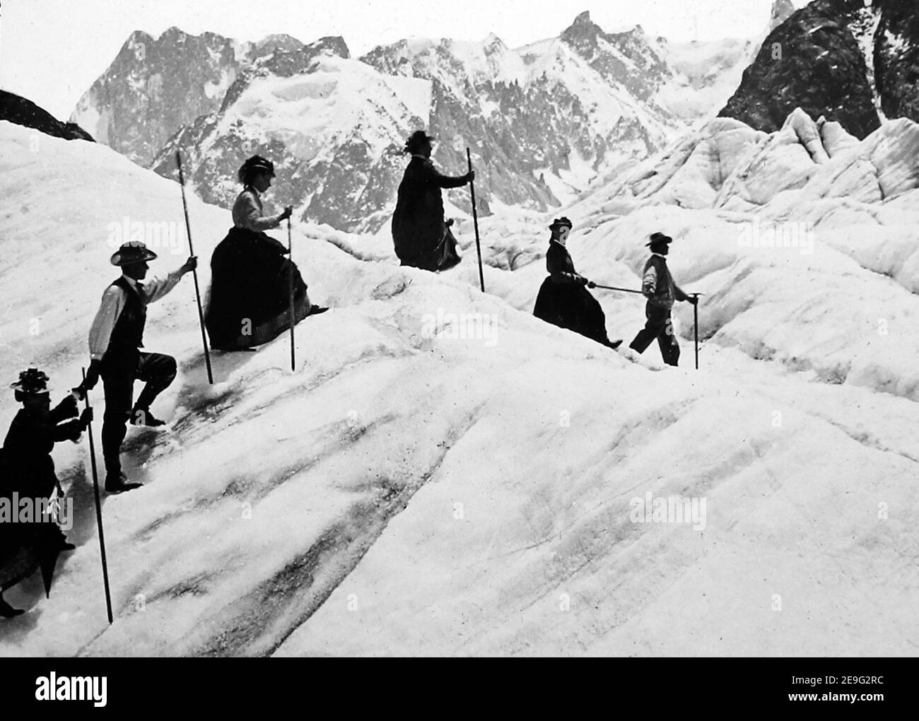 Turistas y guías sobre la Mer de Glace, Francia, período victoriano Foto de stock