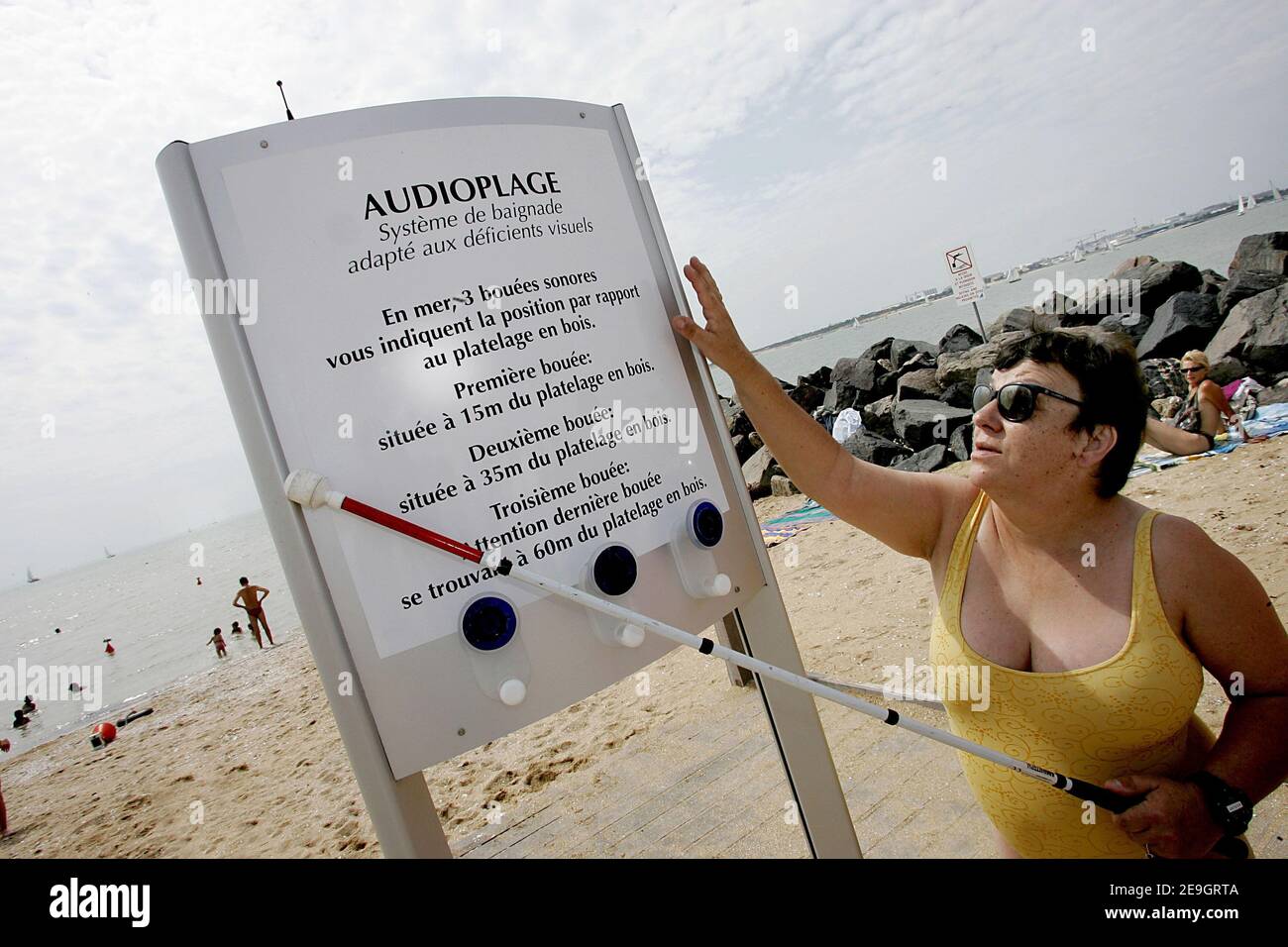 Por primera vez, una playa en la Rochelle, suroeste de Francia, está  equipada con sonares y relés electrónicos para ayudar a los ciegos a  moverse, el 6 de agosto de 2006. Las