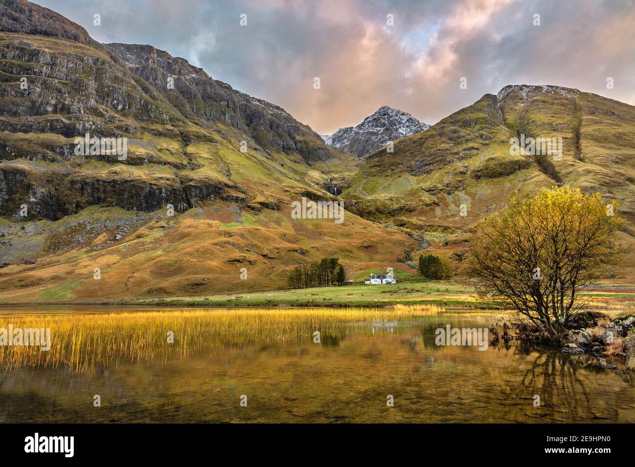 Glen Coe, Escocia: Casa solitaria en las tierras altas escocesas a lo largo del río Coe en la luz de la noche Foto de stock