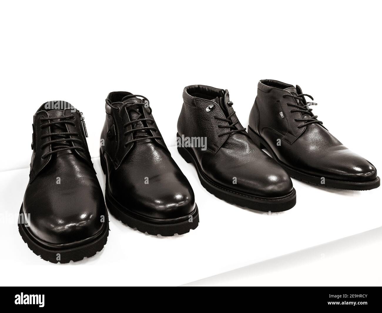 nuevas botas para hombre a la venta, aisladas Fotografía de stock - Alamy