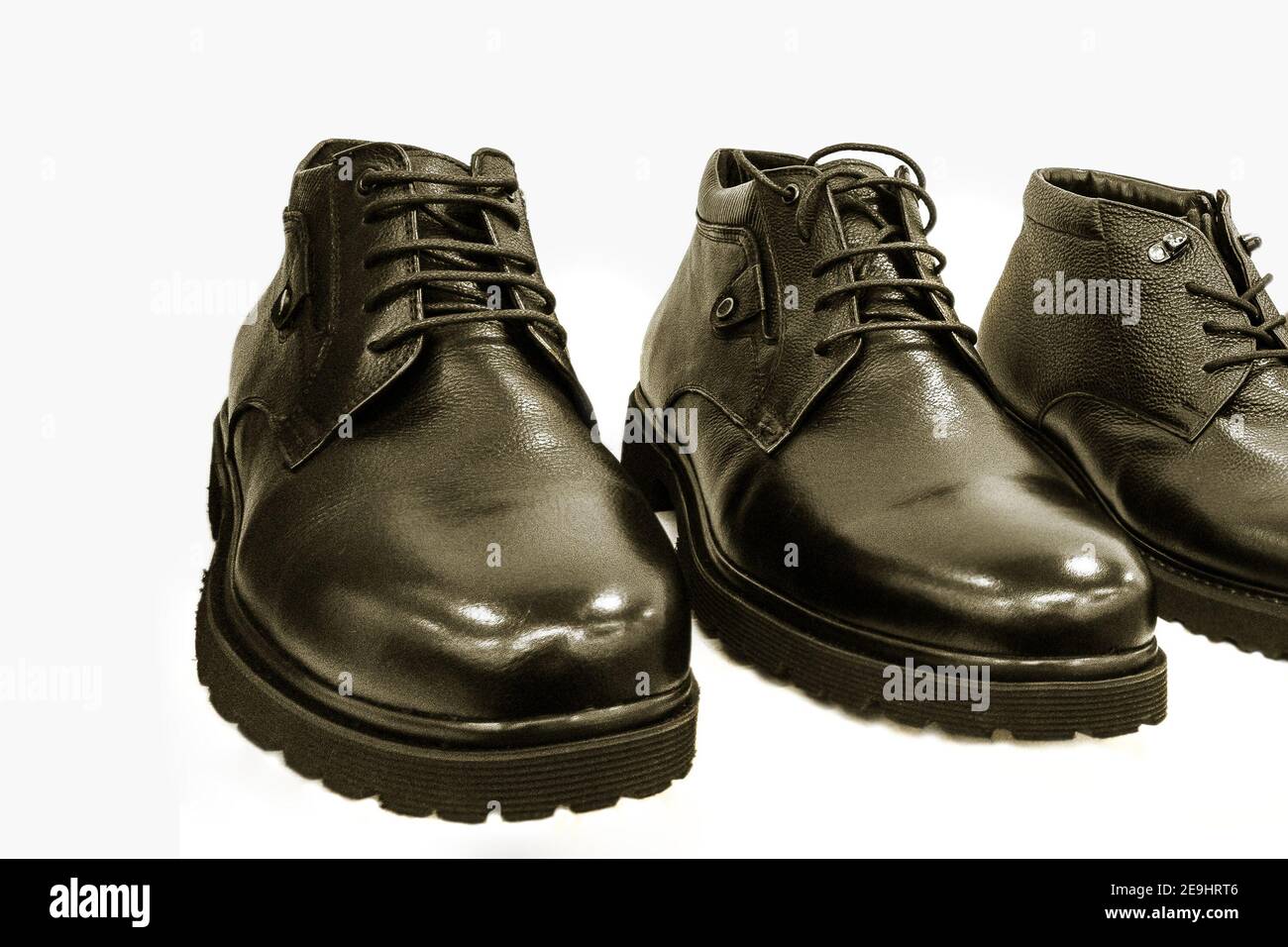 nuevas botas para hombre a la venta, aisladas Fotografía de stock - Alamy