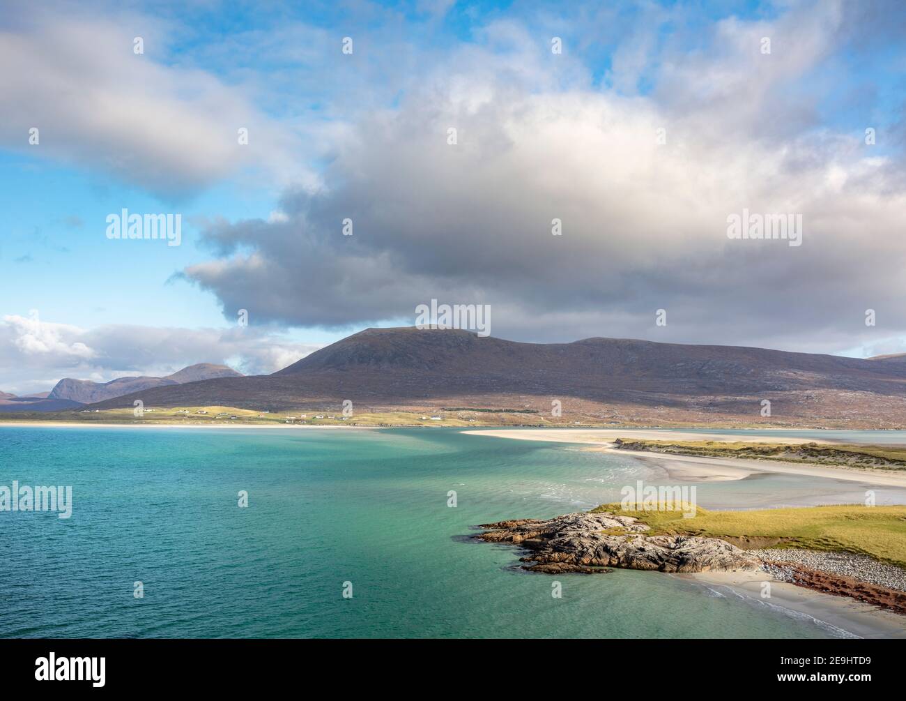 Isla de Lewis y Harris, Escocia: Hermosas aguas de color turquesa y gran bahía de arena de la playa Luskentire en la isla South Harris Foto de stock