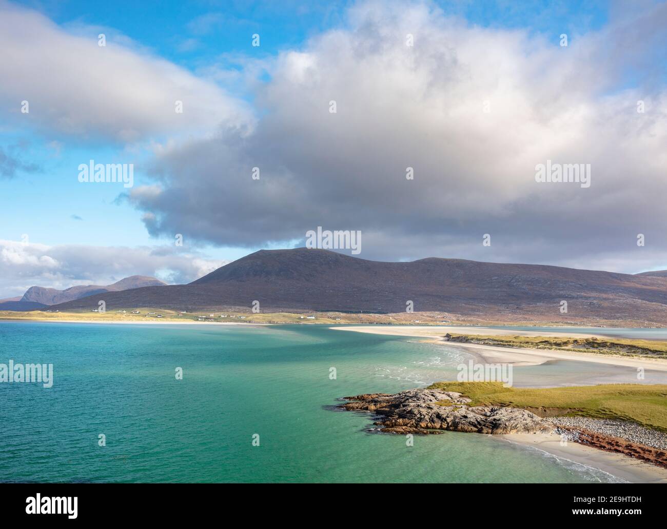 Isla de Lewis y Harris, Escocia: Hermosas aguas de color turquesa y gran bahía de arena de la playa Luskentire en la isla South Harris Foto de stock
