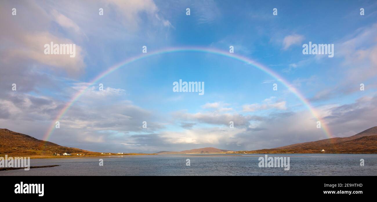 Isla de Lewis y Harris, Escocia: Un arco iris se extiende por la amplia bahía de Luskentire playa en la isla South Harris Foto de stock