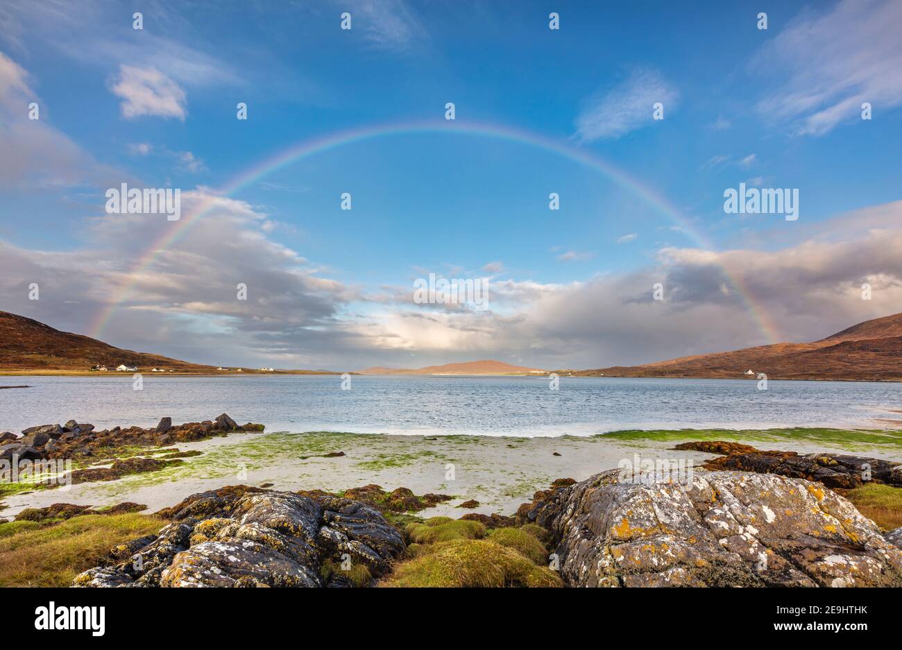 Isla de Lewis y Harris, Escocia: Un arco iris se extiende por la gran bahía de arena de la playa Luskentire en la isla South Harris Foto de stock