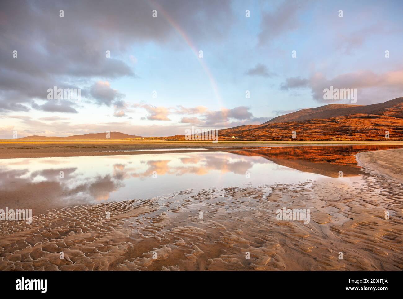 Isla de Lewis y Harris, Escocia: Un arco iris y la extensa bahía de arena de la playa Luskentire en la isla South Harris Foto de stock