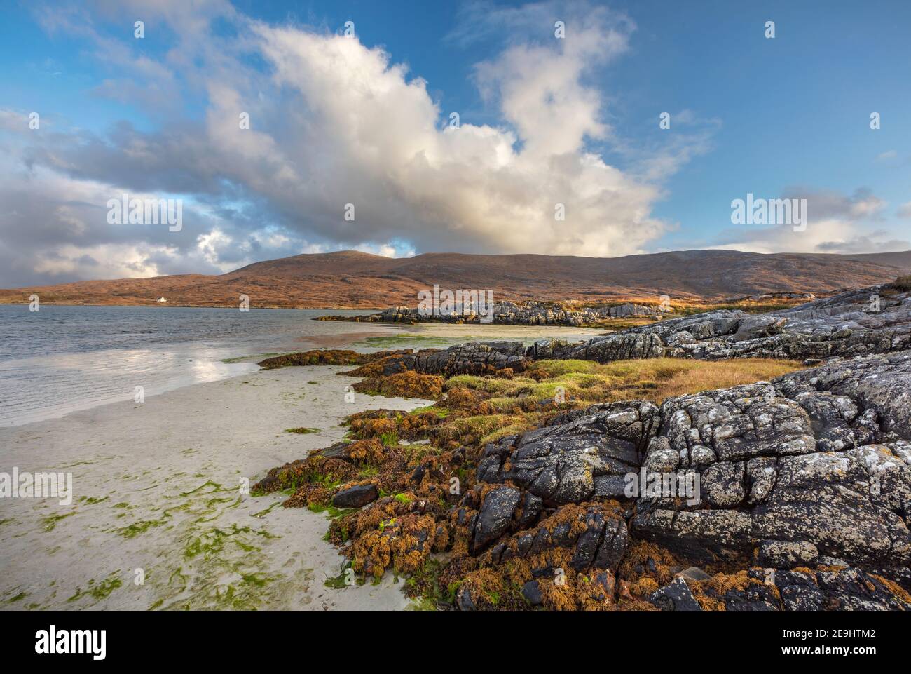 Isla de Lewis y Harris, Escocia: Rocas y pastos en la playa de Luskentire; South Harris Foto de stock