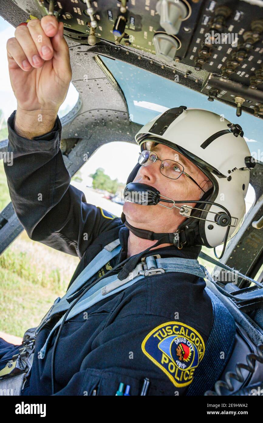 Tuscaloosa Alabama, policía del departamento de aplicación de la ley, helicóptero piloto casco control controles hombre, Foto de stock