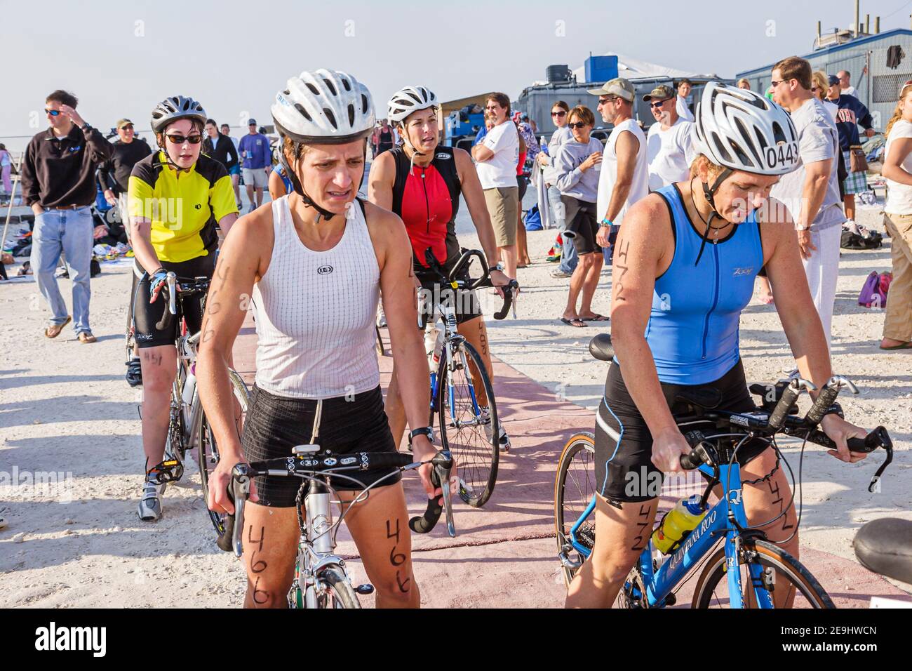Alabama Gulf of Mexico Coast Florabama Mullet Man Triathlon, competencia en bicicleta  bicicletas jinetes, mujeres ciclistas carreras Fotografía de stock - Alamy