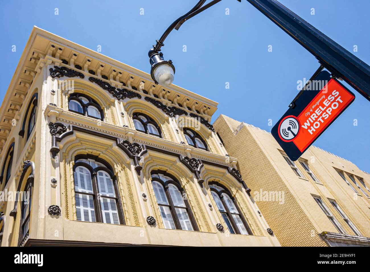 Edificio de oficina de la señal del punto de acceso inalámbrico de Alabama Montgomery Court Square, restaurado, Foto de stock