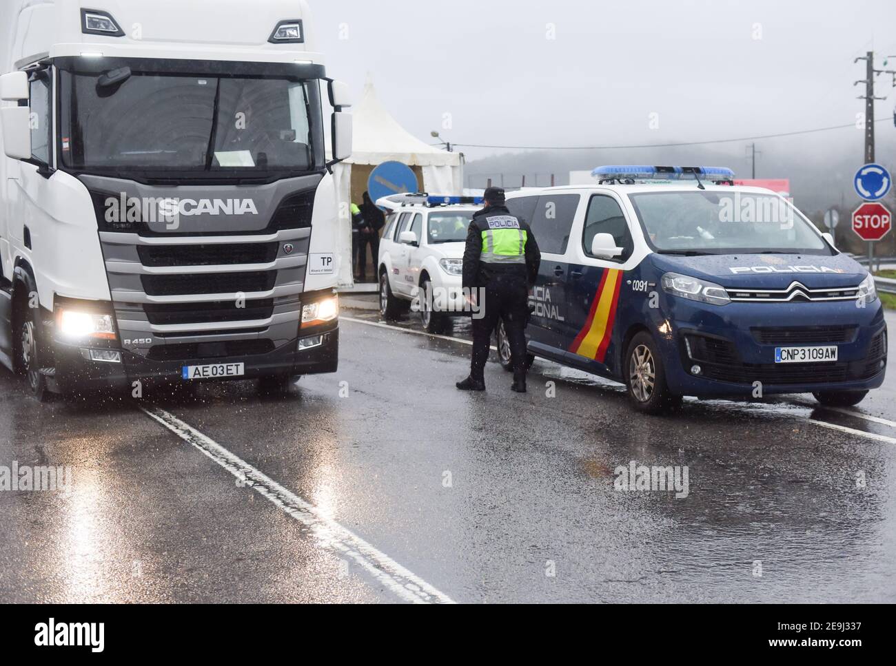 El policía de fronteras inspecciona un vehículo en un puesto de control en  medio de una crisis de coronavirus.desde enero de 31, Portugal cerró su  frontera terrestre con España, por un período