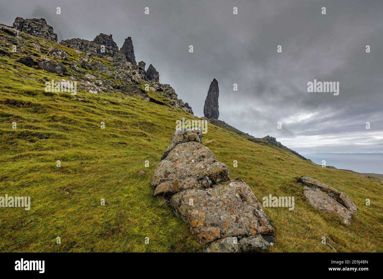 Isla de Skye, Escocia: Grandes rocas y una ladera verde mirando hacia el Viejo Hombre de Storr Foto de stock
