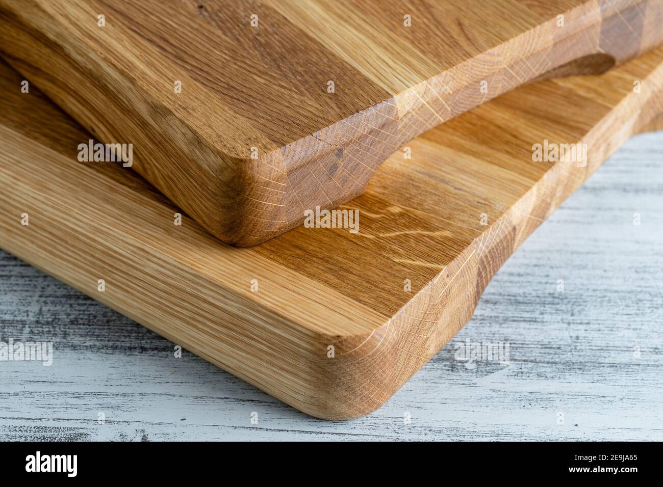 Dos tablas de madera sobre fondo blanco de mesa de madera, de cerca