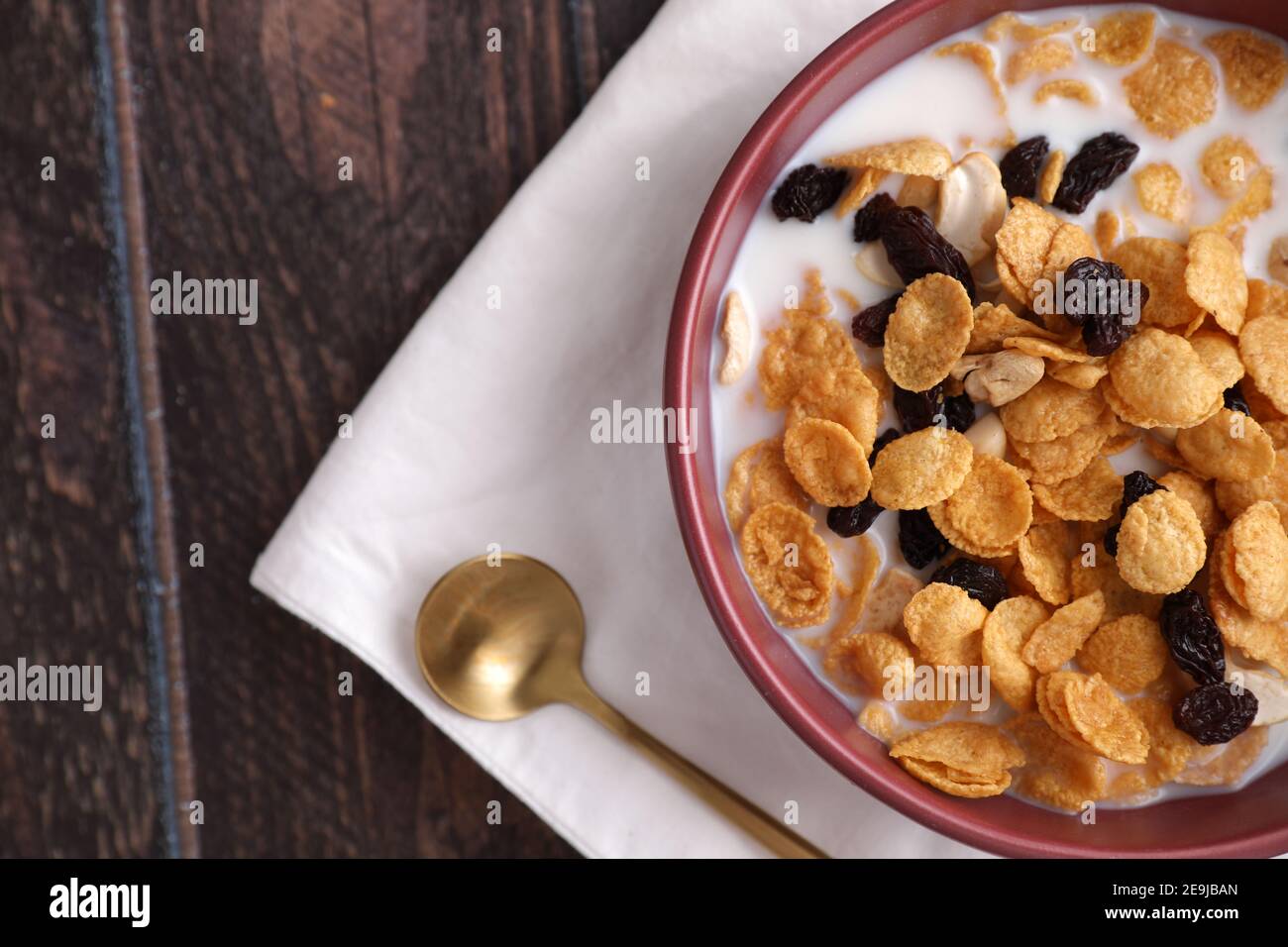 Postre de cereal con avena de maíz y frutos secos aislados en fondo de  madera Fotografía de stock - Alamy