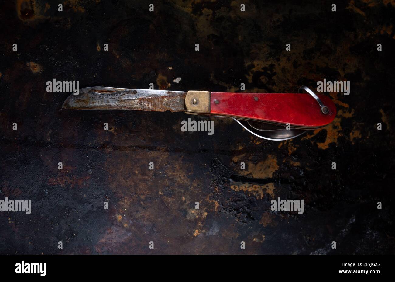 Viejo cuchillo soviético. Viejo cuchillo oxidado hecho en la URSS. Fondo  oxidado. Arriba Fotografía de stock - Alamy