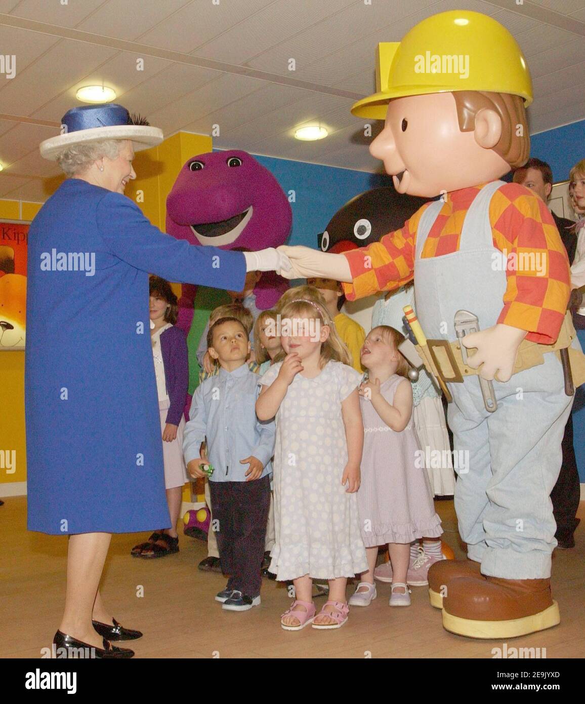 Foto del archivo fechada el 14/07/04 de la Reina Isabel II siendo recibida por 'Bob el Constructor' durante una visita a las oficinas de entretenimiento HIT en Londres. La Reina habrá reinado como monarca durante 69 años el sábado. Foto de stock