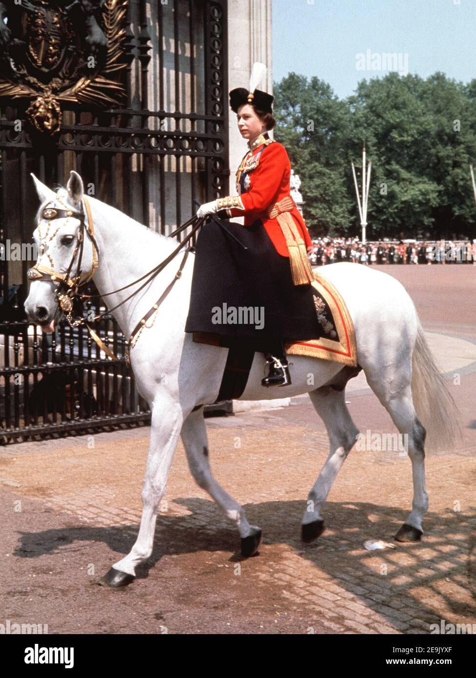 Foto del archivo fechada el 08/06/63 de la reina Isabel II montando silla  de montar mientras ella regresaba al Palacio de Buckingham, Londres,  después de asistir a la ceremonia de Trooping the