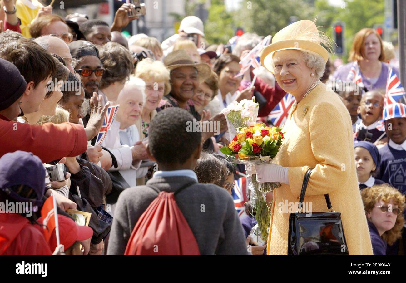 Foto del archivo fechada el 04/07/02 de la Reina Isabel II siendo recibida por grandes Coronas en Catford, al sureste de Londres, durante su visita del Jubileo de Oro al sur de Londres. Ya se están poniendo en marcha planes para marcar el Jubileo Platino del monarca. Fecha de emisión: Viernes 5 de febrero de 2021. Foto de stock