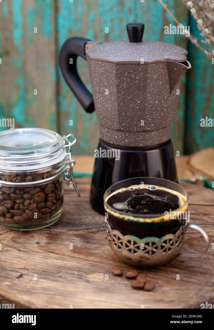 https://c8.alamy.com/compes/2e9k3a0/cafetera-para-preparar-cafe-en-la-estufa-taza-de-cafe-granos-en-un-tarro-la-vida-de-la-manana-2e9k3a0.jpg