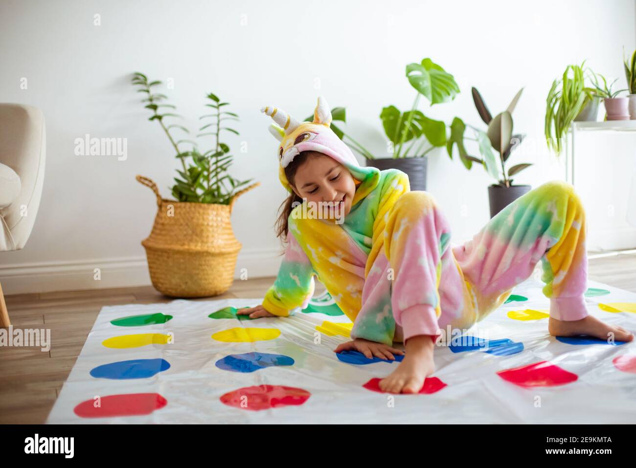 la niña está jugando twister en pijamas kigurumi Fotografía de stock - Alamy