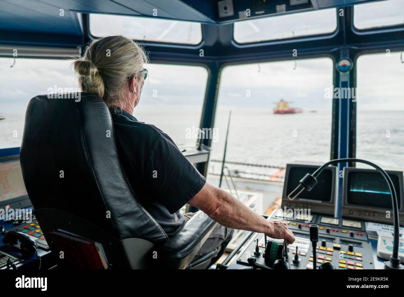 Capitán del oficial de cubierta en el puente del barco o del barco durante  la navegación observar en el mar Fotografía de stock - Alamy