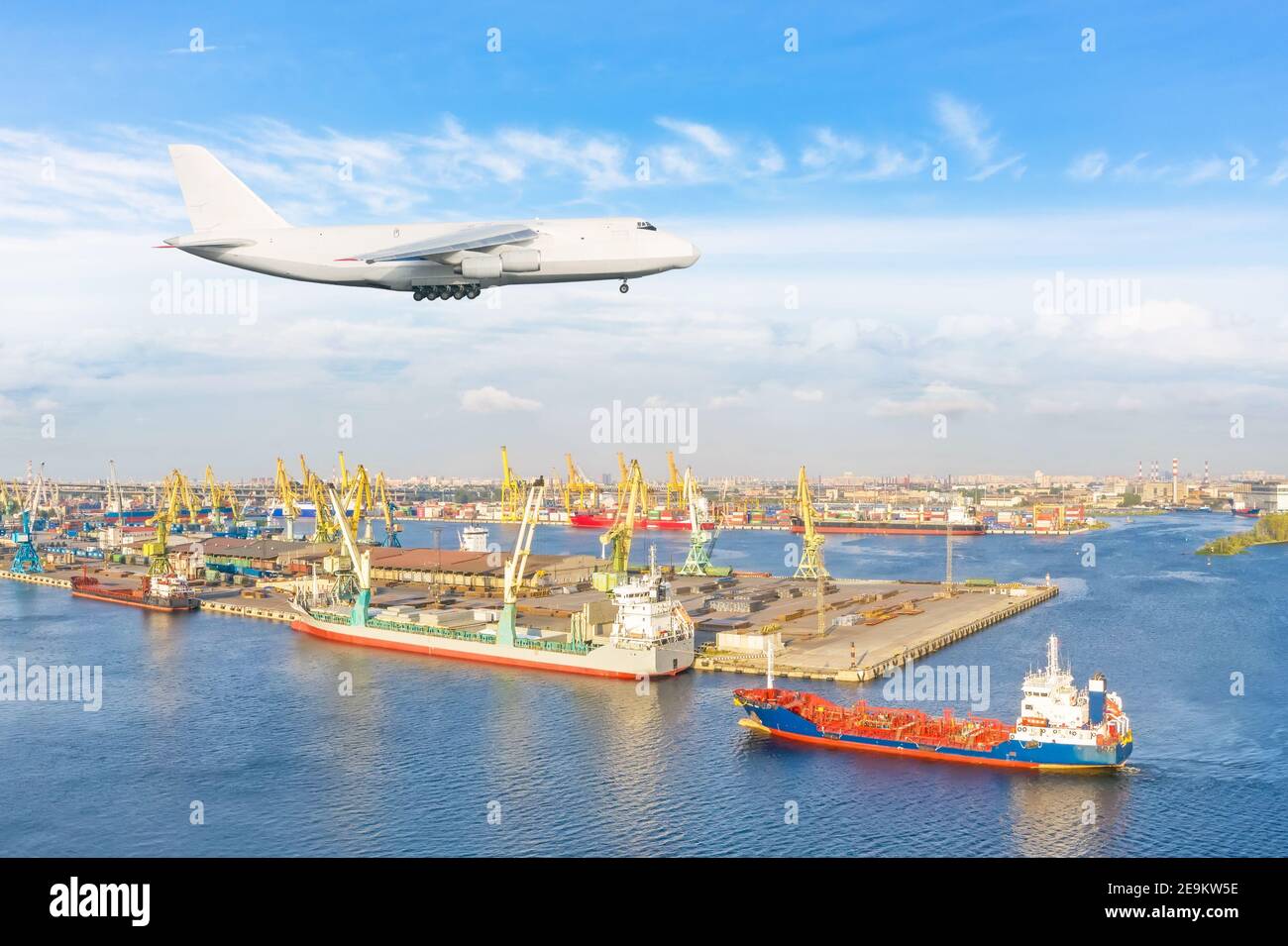 Gran aterrizaje de aviones de carga sobre el puerto marítimo de carga  Fotografía de stock - Alamy