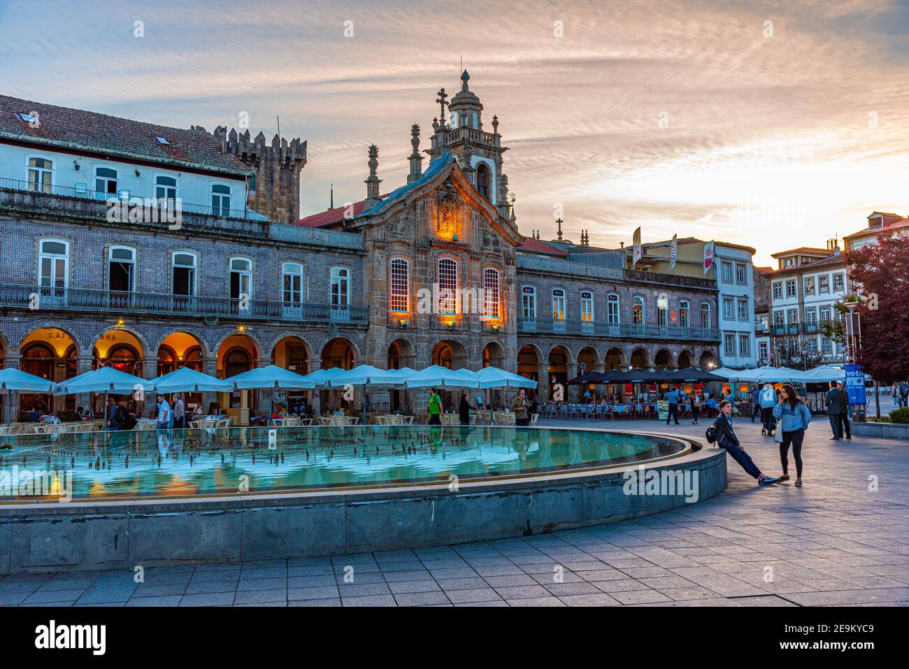 BRAGA, PORTUGAL, 22 DE MAYO de 2019: Vista de la puesta de sol de Praca da  República en el centro histórico de Braga, Portugal Fotografía de stock -  Alamy