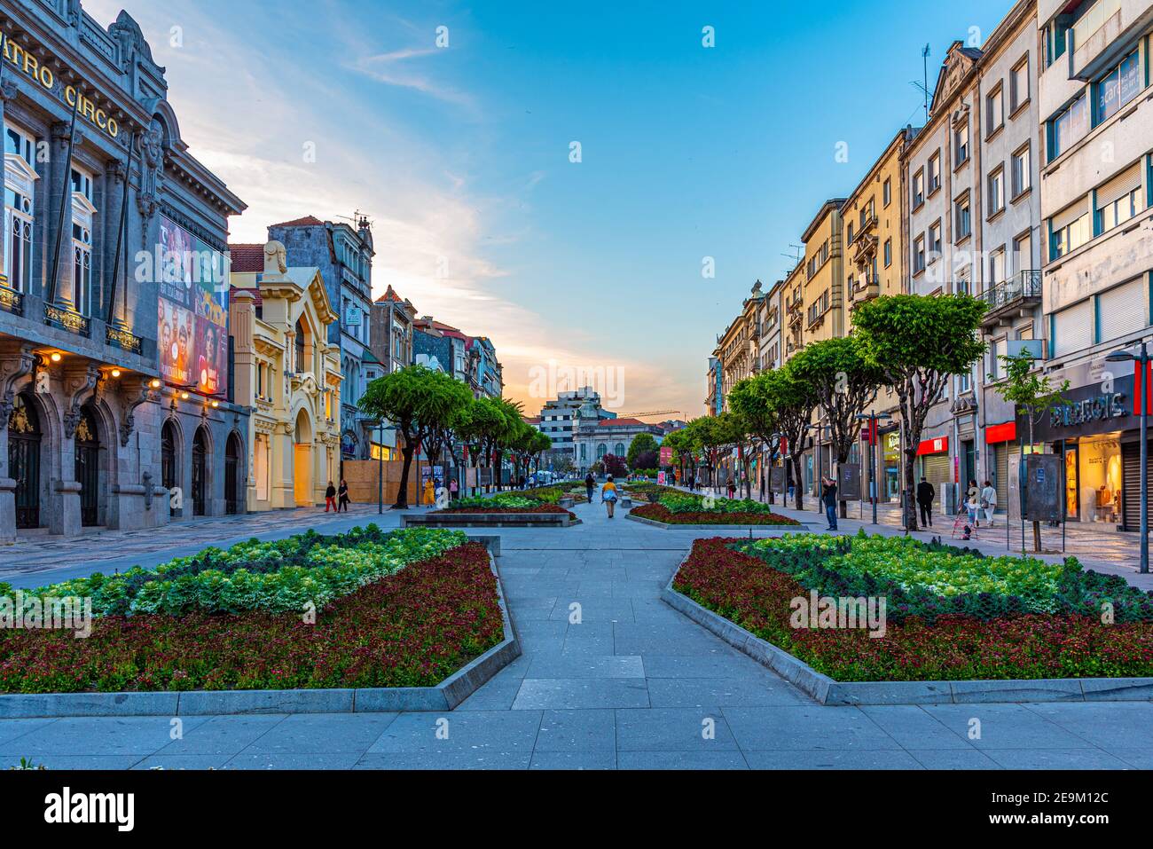 BRAGA, PORTUGAL, 22 DE MAYO de 2019: La gente está paseando por la Avenida  da Liberdade en el centro histórico de Braga, Portugal Fotografía de stock  - Alamy