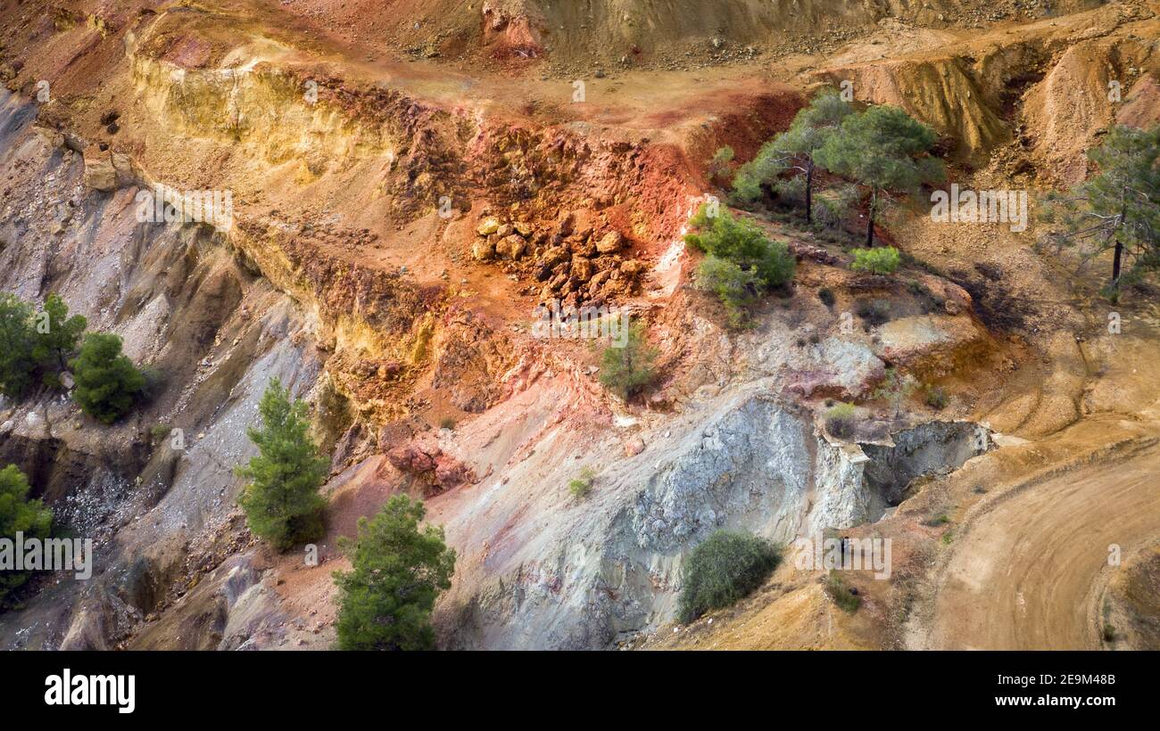 Yacimientos de mineral y sulfuro en la mina de opencast de Kokkinopezoula cerca de Mitsero, Chipre. Colorido paisaje detalle, vista aérea Foto de stock