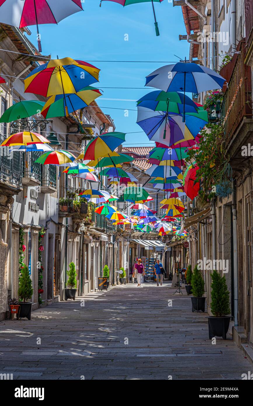 VIANA DO CASTELO, PORTUGAL, 24 DE MAYO de 2019: Calle paraguas en el centro  histórico de Viana do Castelo en Portugal Fotografía de stock - Alamy