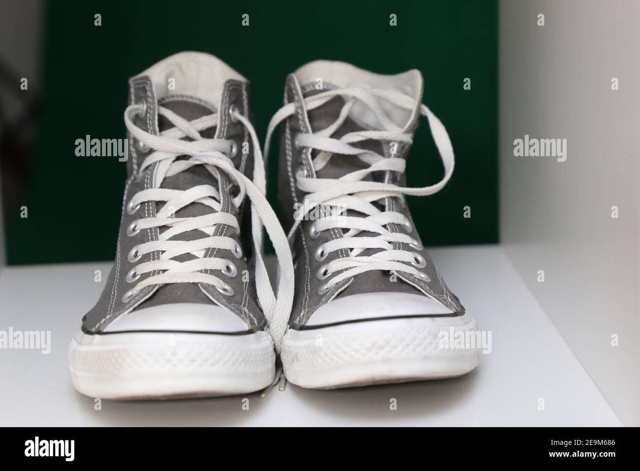 Grey converse fotografías e imágenes de alta resolución - Alamy