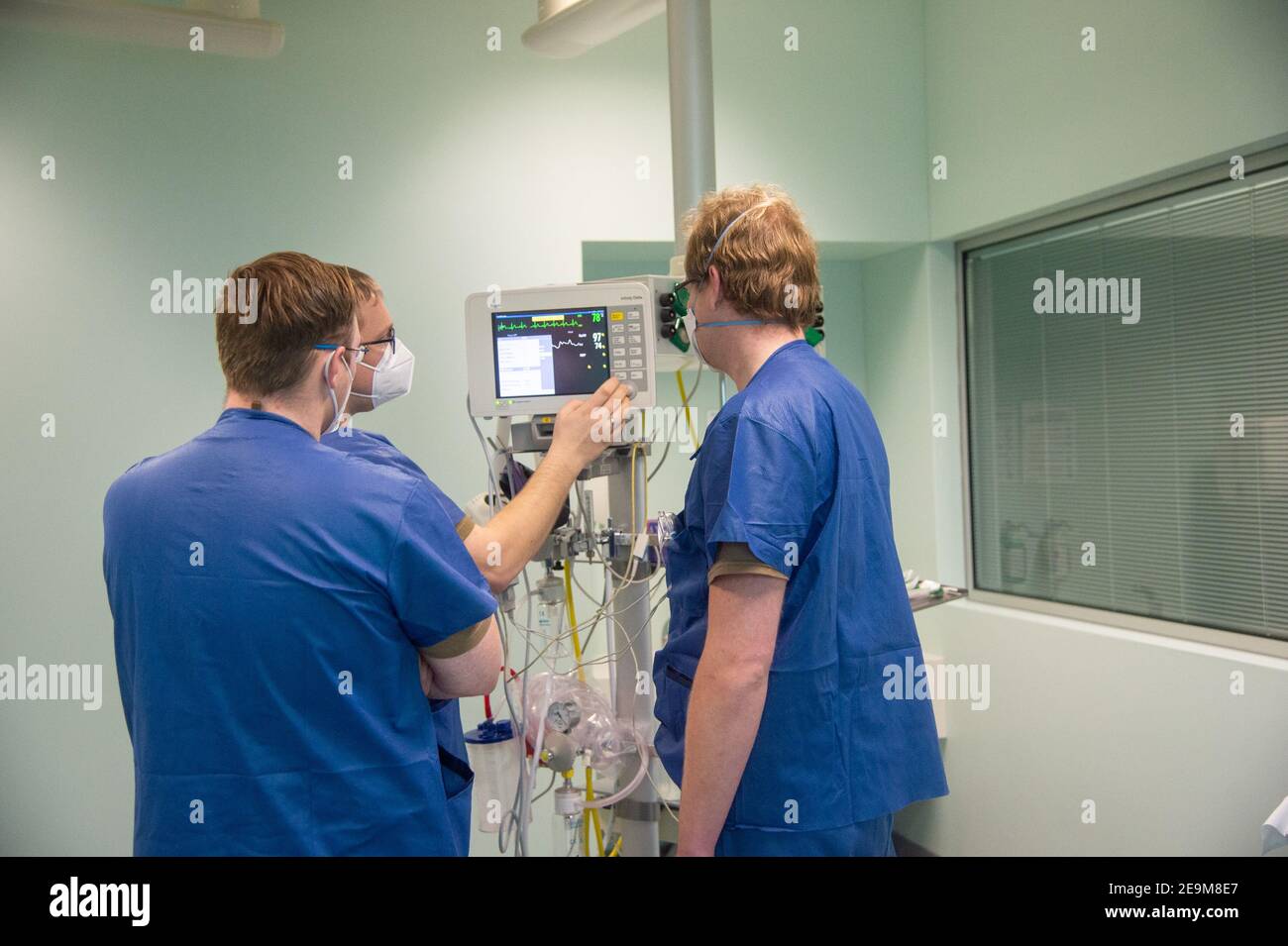 Lissabon, Portugal. 5 de febrero de 2021. Tres paramédicos alemanes  calibran el equipo médico en la sala de emergencias durante una visita  preparatoria al Hospital da Luz. Alemania apoya a Portugal con