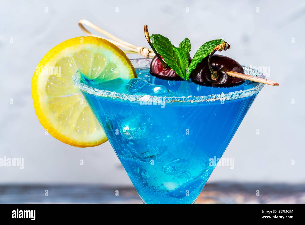 Cóctel Laguna Azul de jarabe de curacao azul mezclado con vodka y limonada  Fotografía de stock - Alamy