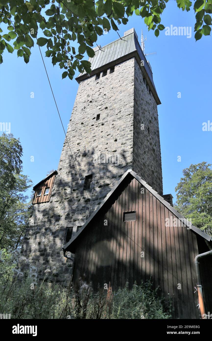 El Kaiserturm, famoso destino de senderismo en el Odenwald (Hessen, Alemania) Foto de stock