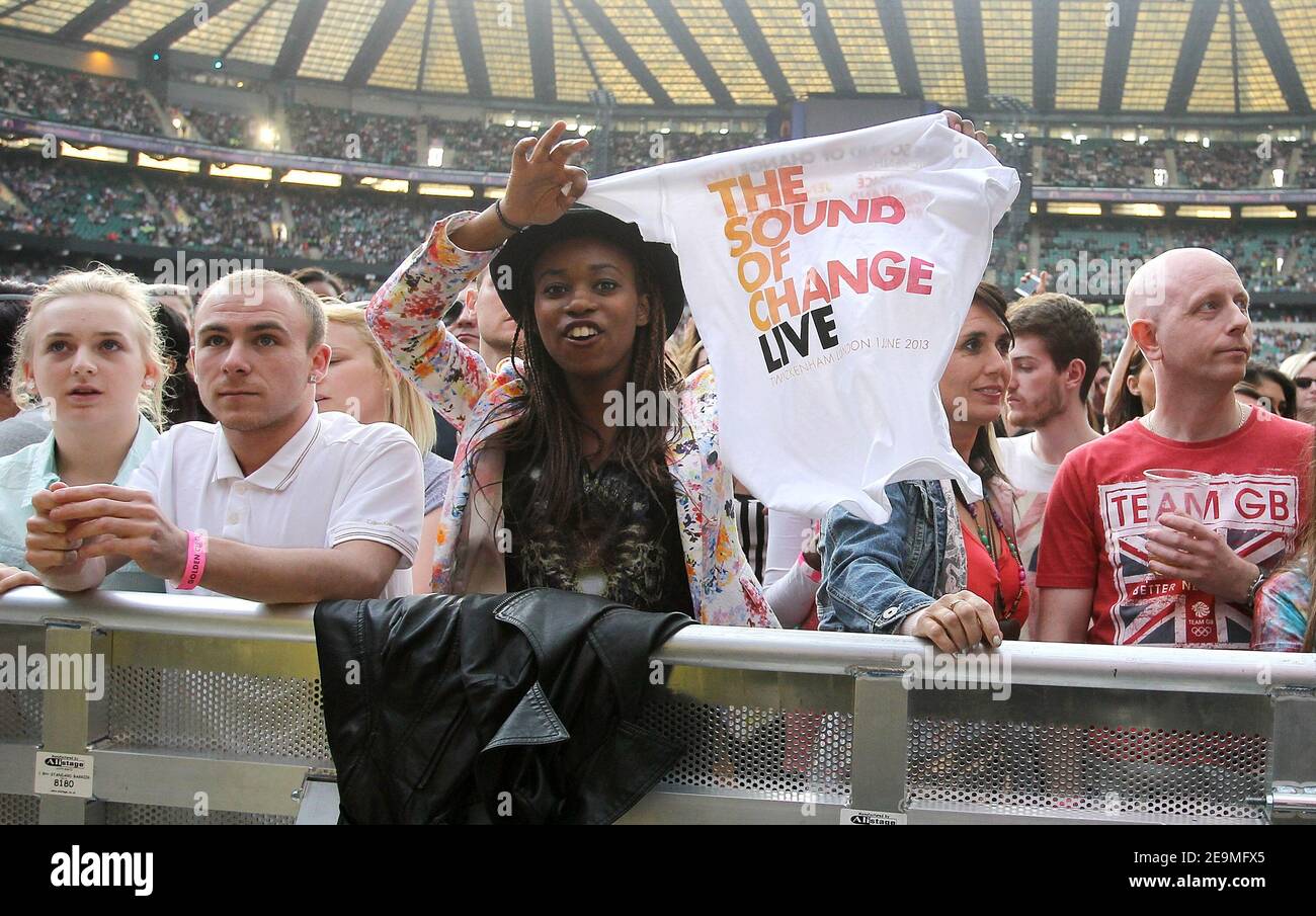Twickenham, Reino Unido. 1st de junio de 2013. Crown, Fans, Holding 'T' Shirt Durante el concierto en vivo de Sound of Change en Chime for Change en el estadio Twickenham en Twickenham. Crédito: S.A.M./ALAMY CRÉDITO: S.A.M./ALAMY Foto de stock