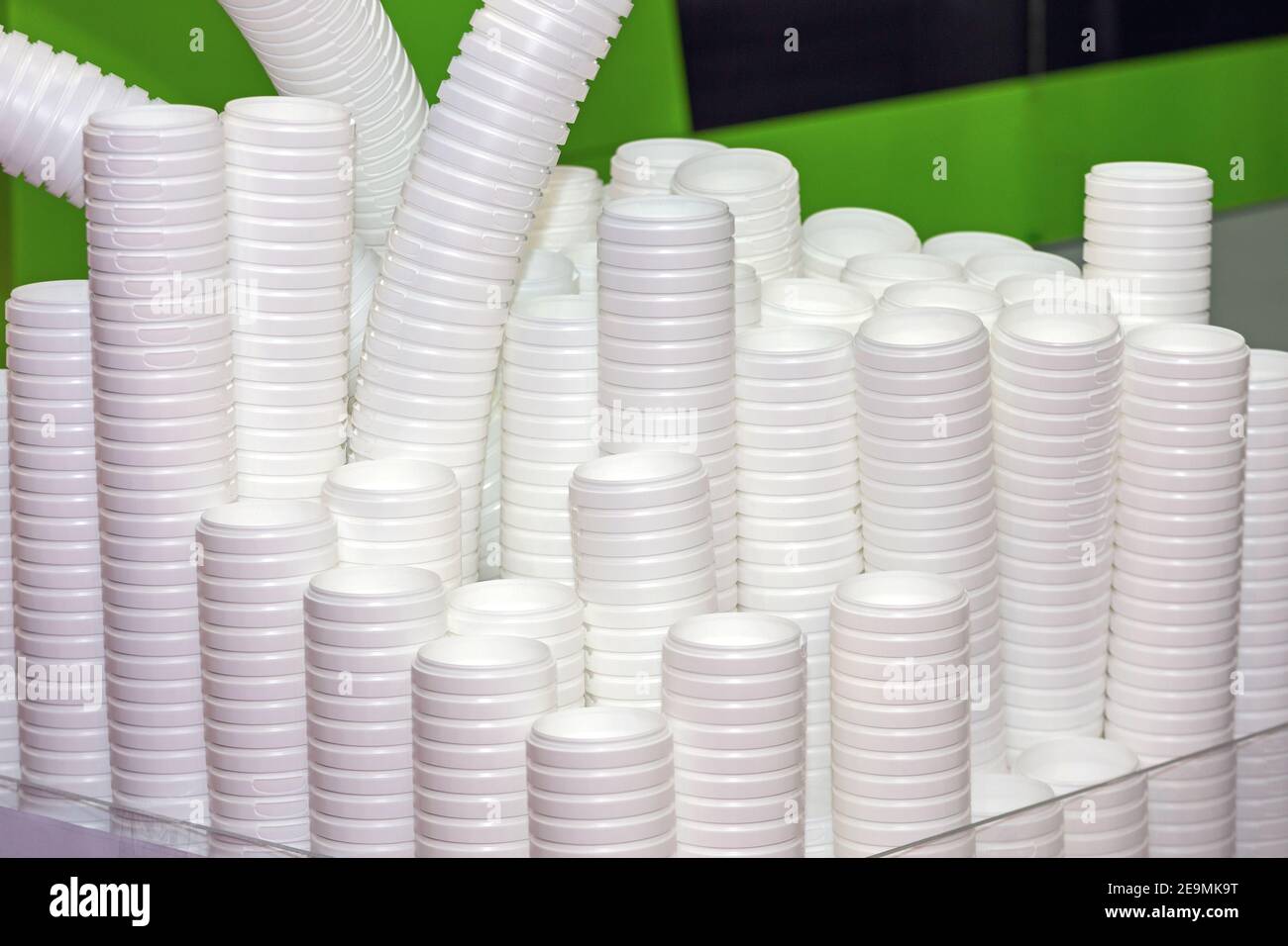 Extracción espía Capilla Producción de fábrica de vasos desechables de plástico blanco apilados  Fotografía de stock - Alamy