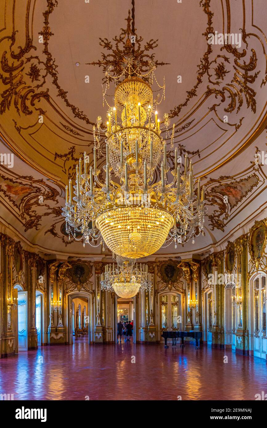 LISBOA, PORTUGAL, 31 DE MAYO de 2019: Salón de baile en el interior del palacio de Queluz en Lisboa, Portugal Foto de stock