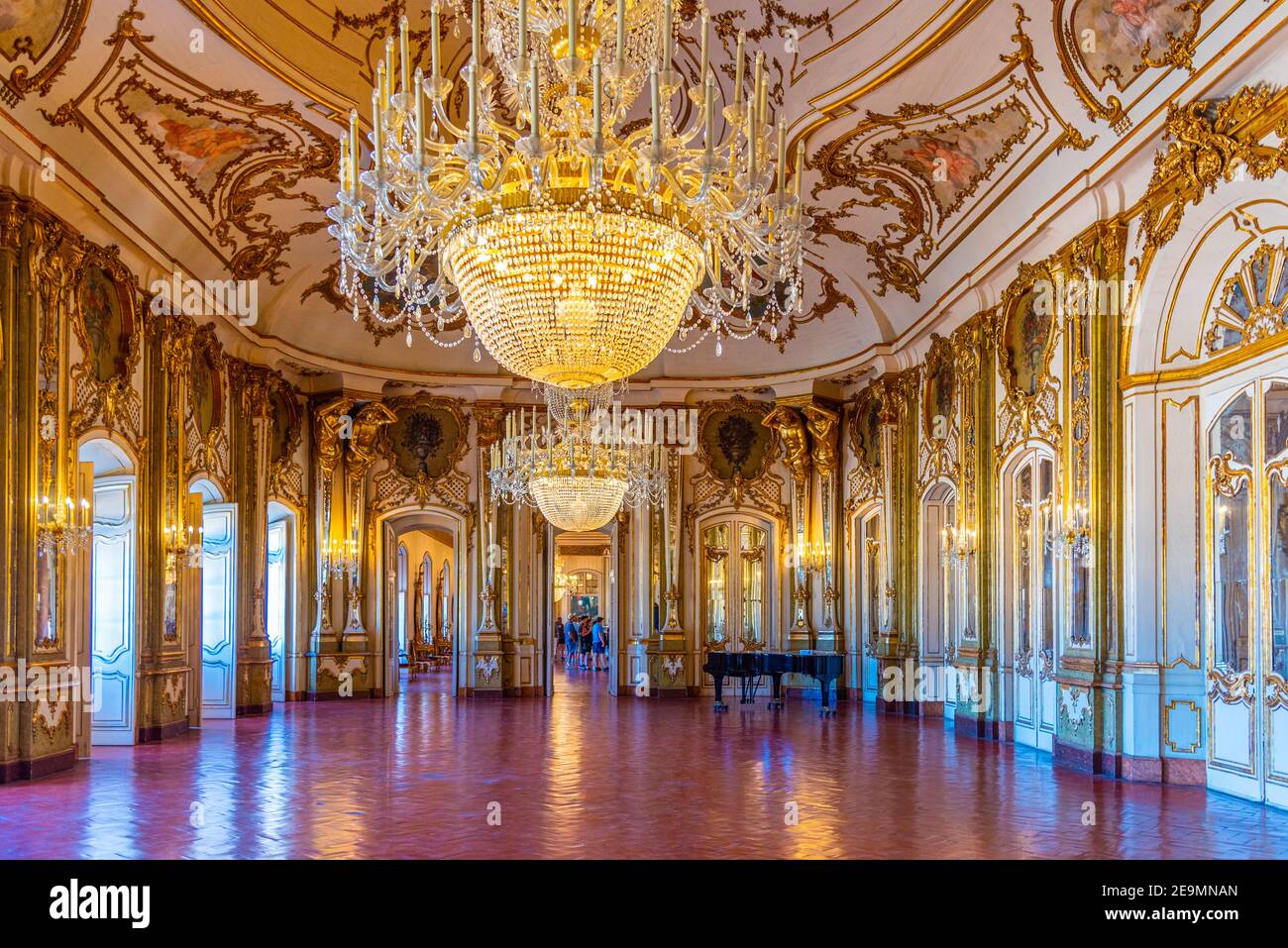 LISBOA, PORTUGAL, 31 DE MAYO de 2019: Salón de baile en el interior del palacio de Queluz en Lisboa, Portugal Foto de stock