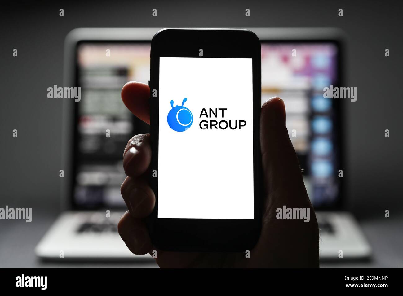 ANT Group se muestra en un teléfono móvil (solo para uso editorial) Foto de stock