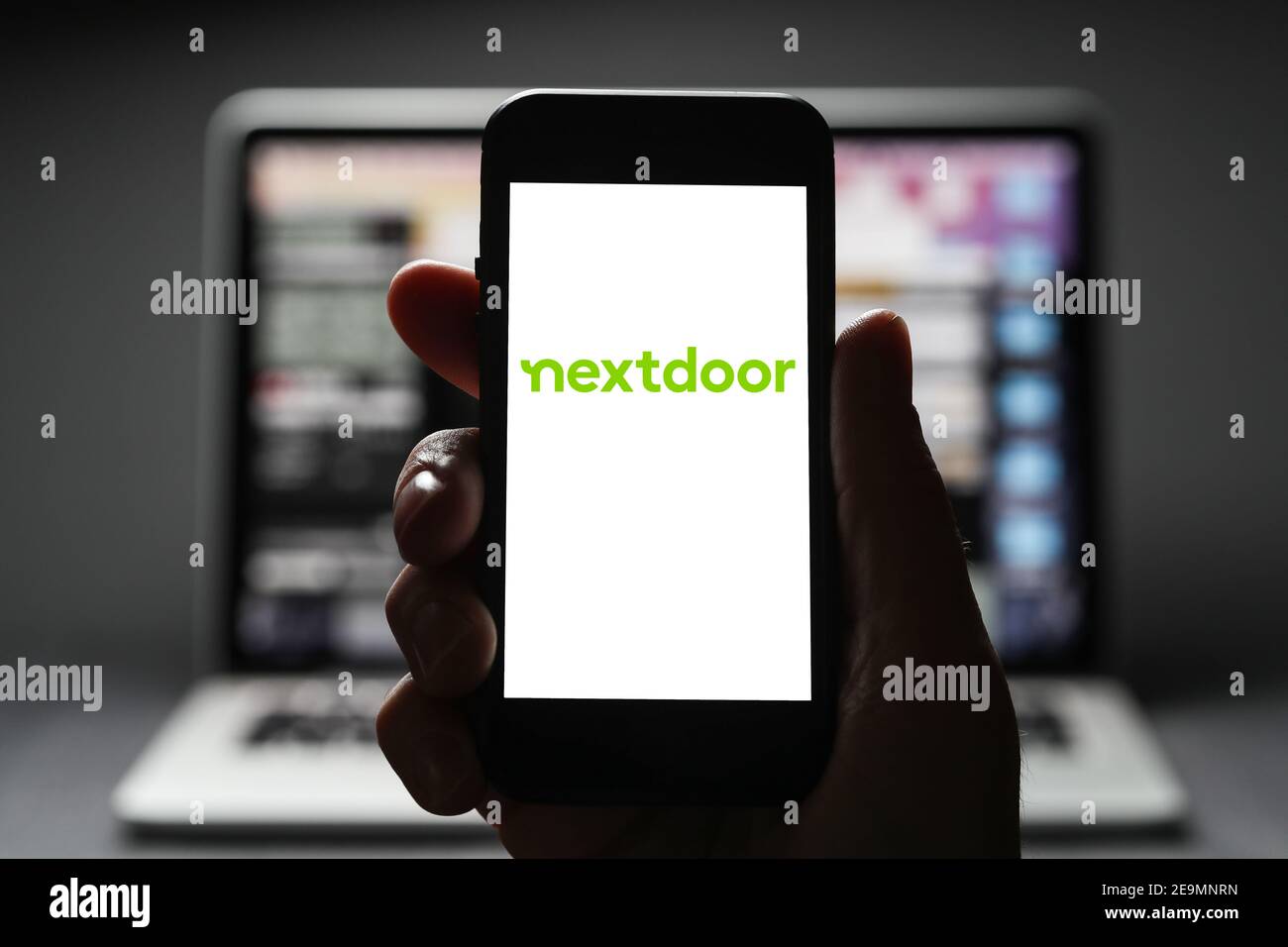 Nextdoor App en un teléfono móvil (solo para uso editorial) Foto de stock