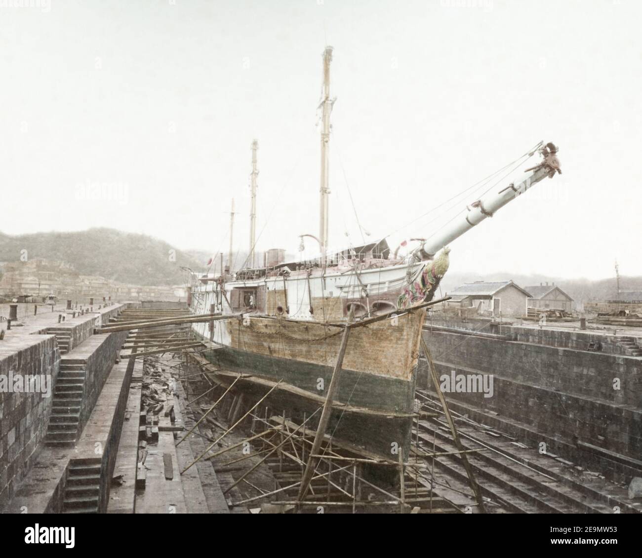 Fotografía de finales del siglo XIX - embarcación en Dry Dock, Yokosuka, Japón Foto de stock