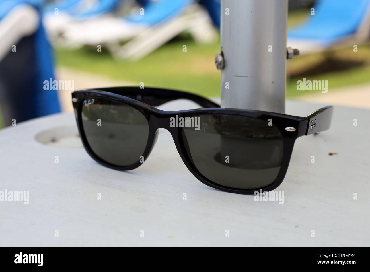 Gafas de sol ray ban negras fotografías e imágenes de alta resolución -  Alamy