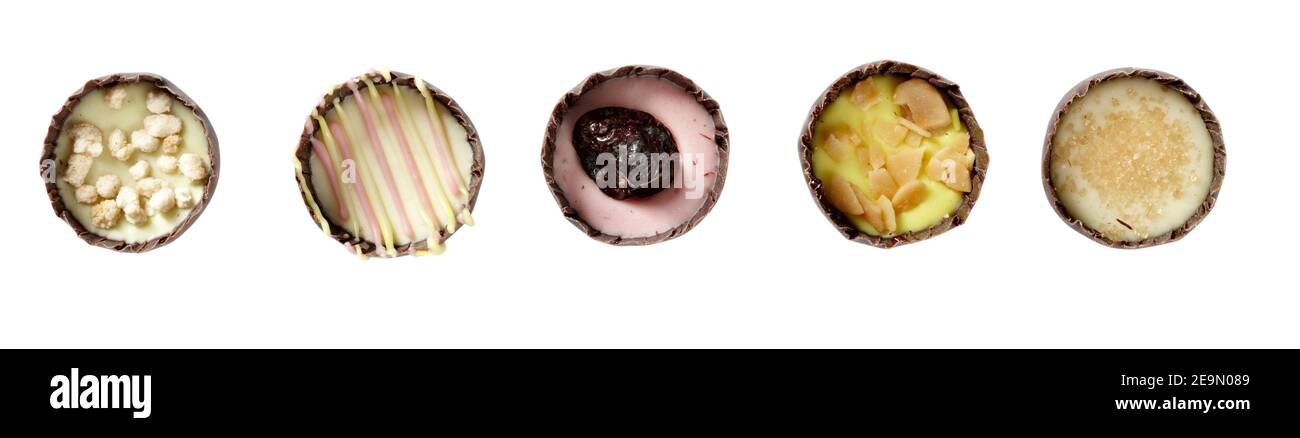 Chocolate petit fours dulces chocolate chocos trufas blanco marrón oscuro con un calado decorado bonito Foto de stock