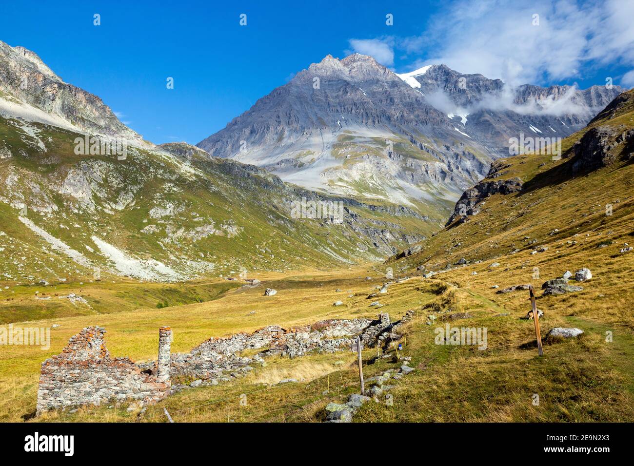 Praderas alpinas y ruinas en entre Deux Eaux. Valle de Leisse. Montaña Grande Casse. Parque Nacional de la Vanoise. Francia. Europa. Foto de stock