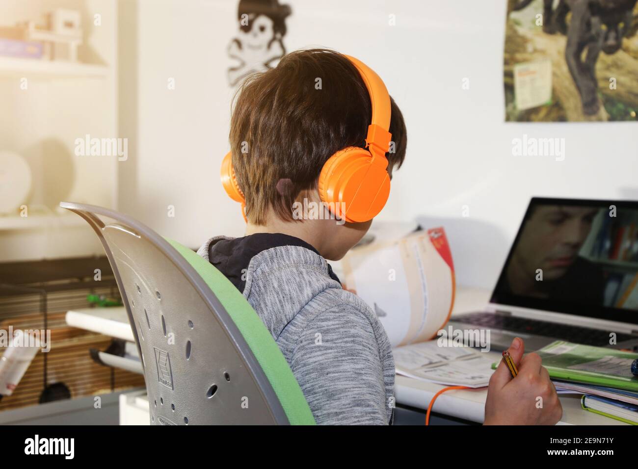 Imagen del símbolo: Estudiante de escuela primaria haciendo homeschooling digital (modelo publicado) Foto de stock