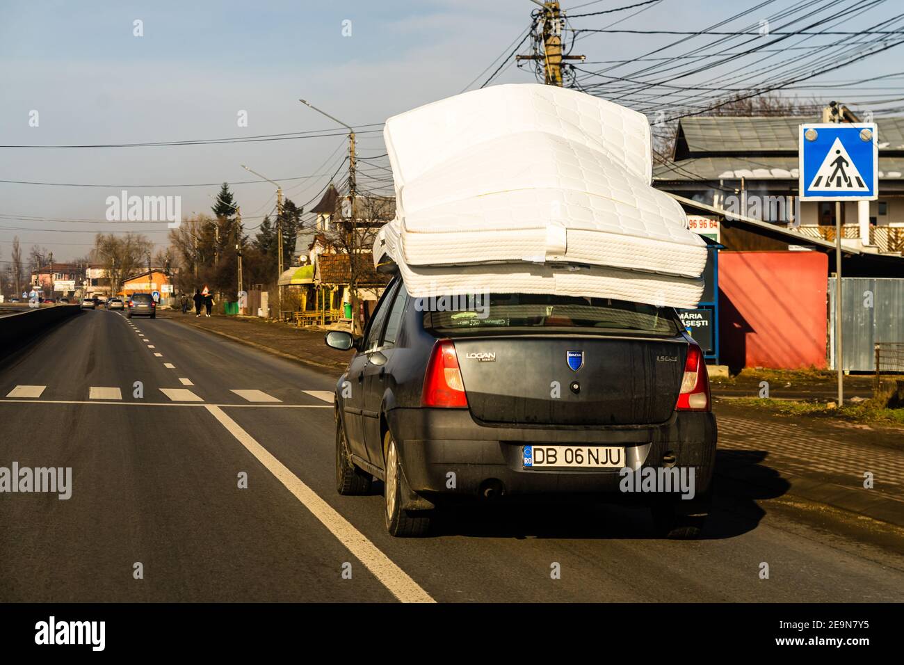 Colchón sobre techo de coche, Dacia Logan llevando colchones sobre techo en  Bucarest, Rumania, 2021 Fotografía de stock - Alamy