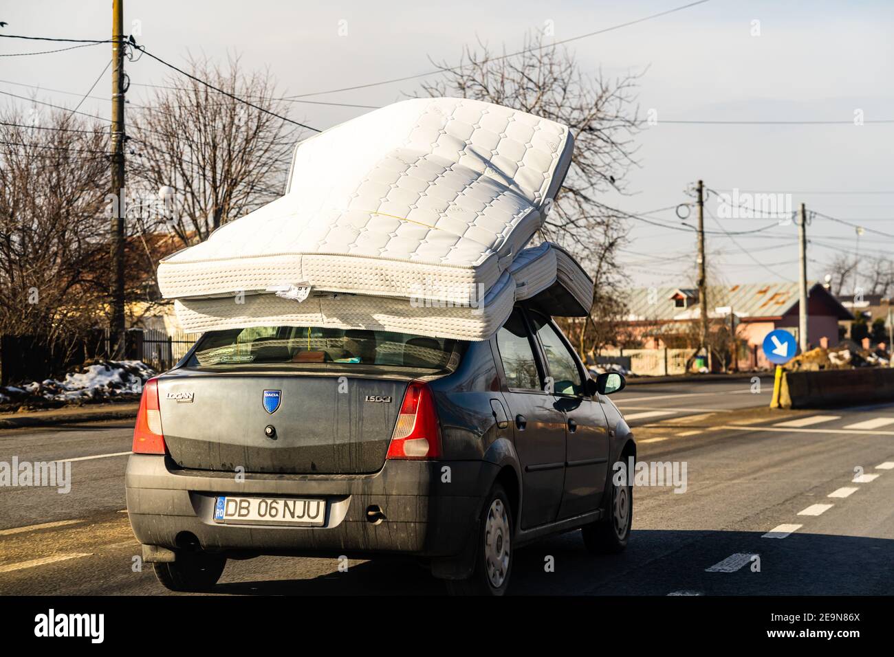 acaba con las acampadas incómodas: el colchón para el coche que es  mejor que u