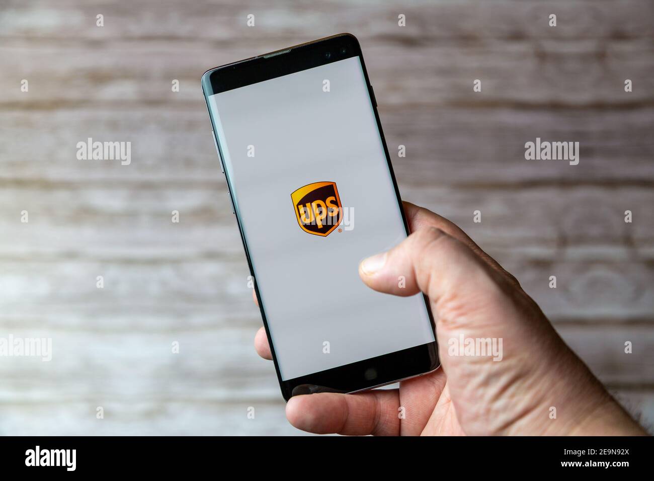 Un teléfono móvil o móvil que se está reteniendo mostrando el La aplicación  UPS se abre en la pantalla Fotografía de stock - Alamy